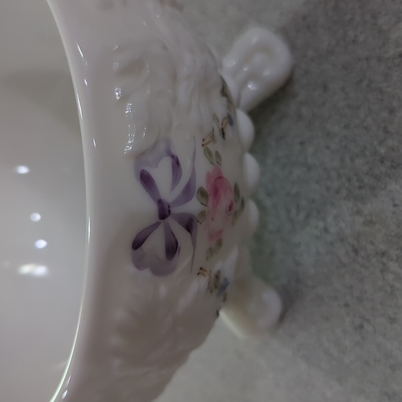 Vintage Westmoreland three-footed covered candy dish roses and ribbons - Picture 4 of 8